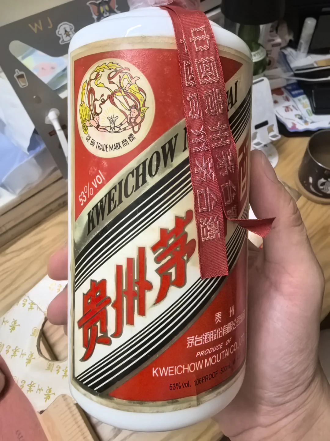 跑酒老茅台瓶肩的环状漏渍实拍