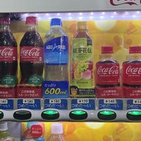 日本可乐“一瓶贵20日元”落地首月：售货机9块4，便利店才7块7？这本日本可乐账，国庆去之前先算清