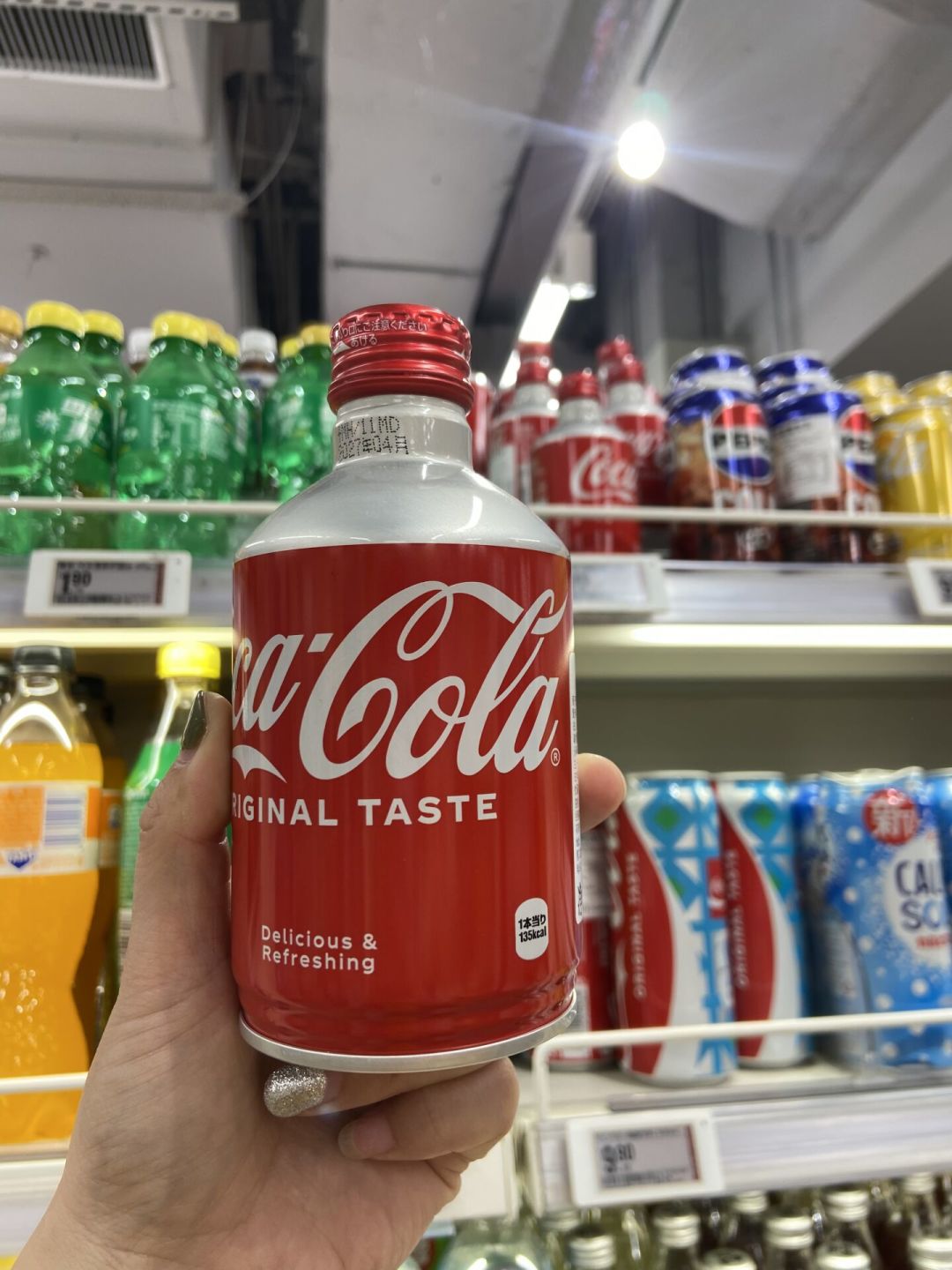 日本可乐“一瓶贵20日元”落地首月:售货机9块4,便利店才7块7?这本日本可乐账,国庆去之前先算清