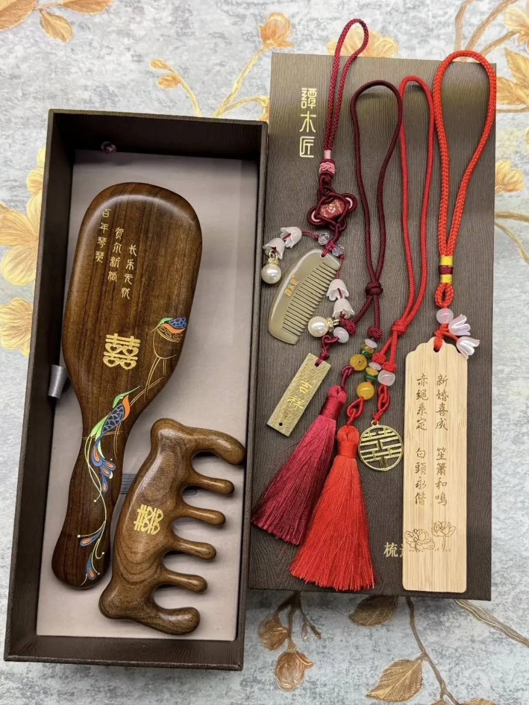 店里没客人，半年赚一个亿：谭木匠的成交价，藏在门店外的三本账里