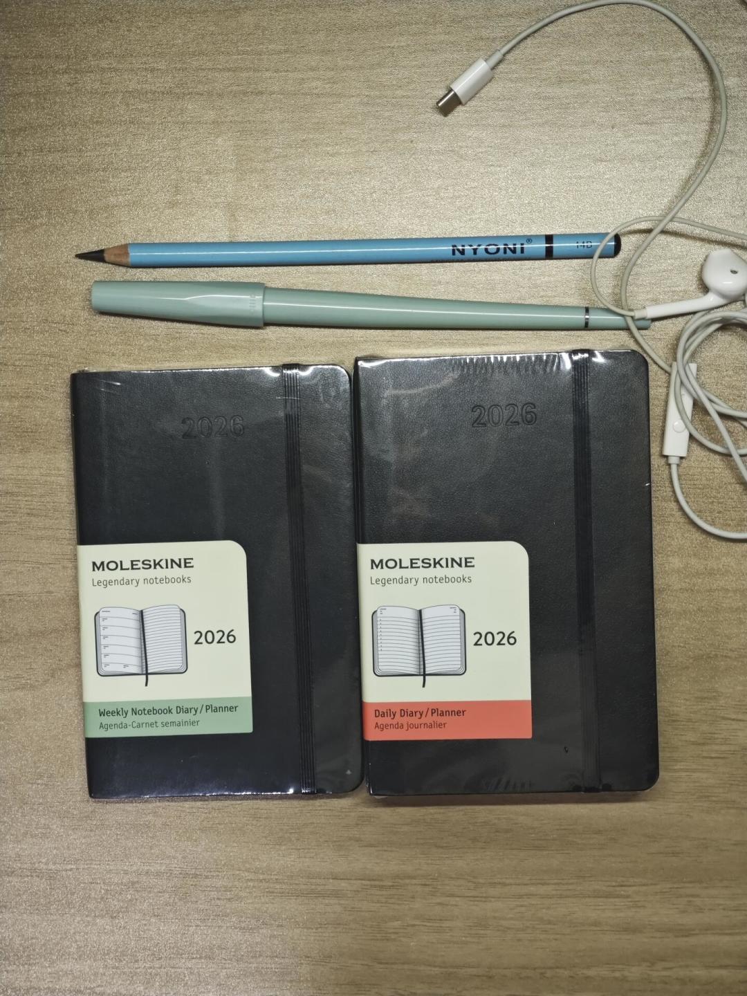 一本没写完，却囤了一抽屉新本子：我翻出Moleskine官方“写完盖章换购”机制，把抽屉里的本子分成三级处理