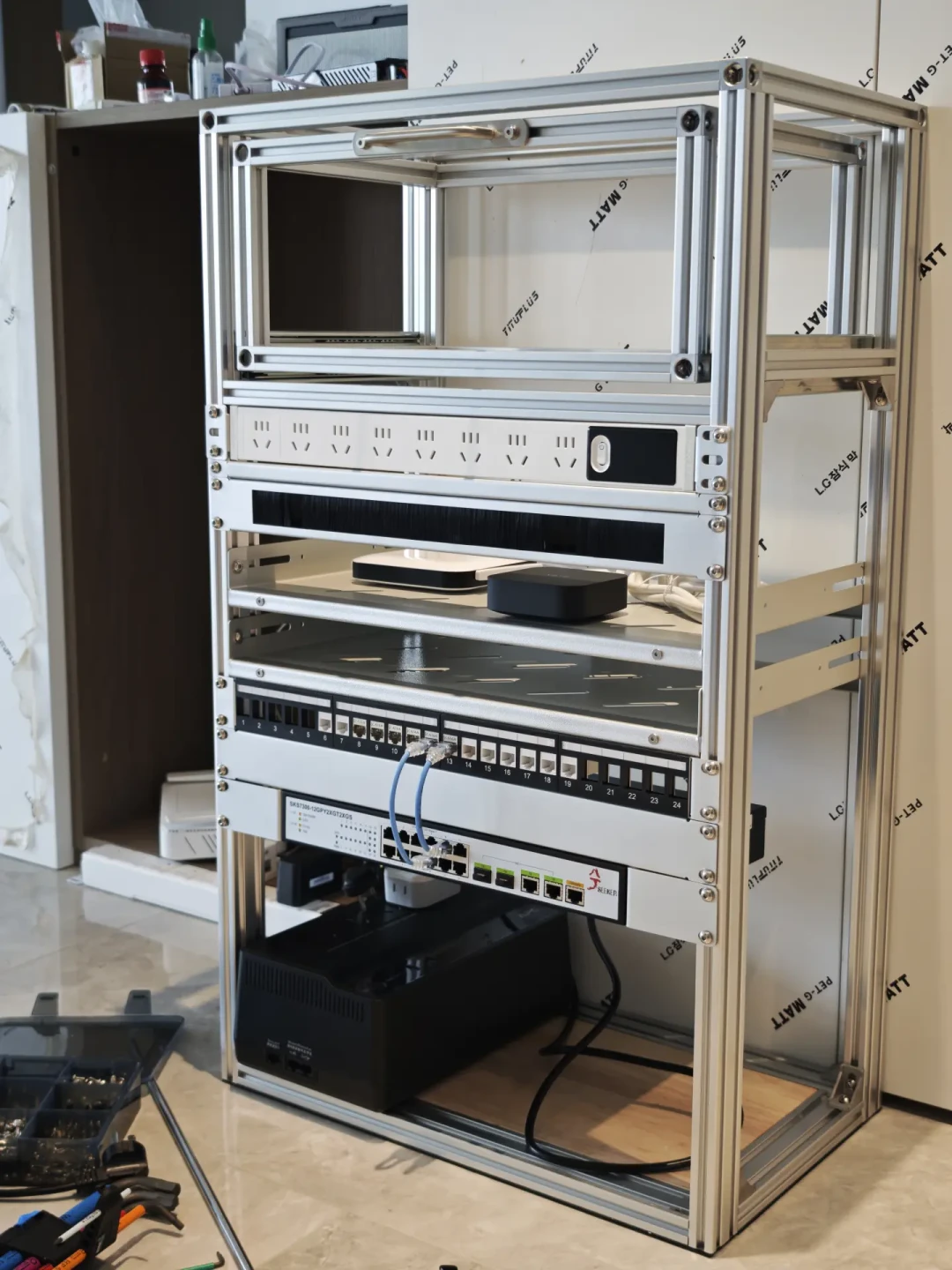 铝型材机柜被收藏一万四千多次:HomeLab 这波“上柜化”,照抄前先算完三笔账