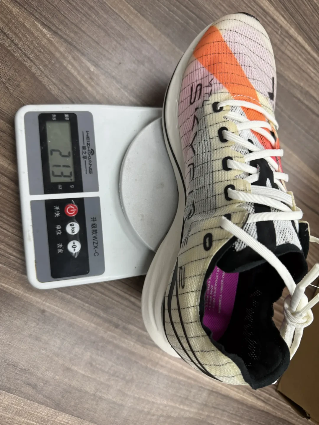 东北100跑完,两个穿着迈乐这双200g赛鞋完赛的人一赛报一志愿,说法完全对不上:抄战队作业前,先看清它拿什么换的