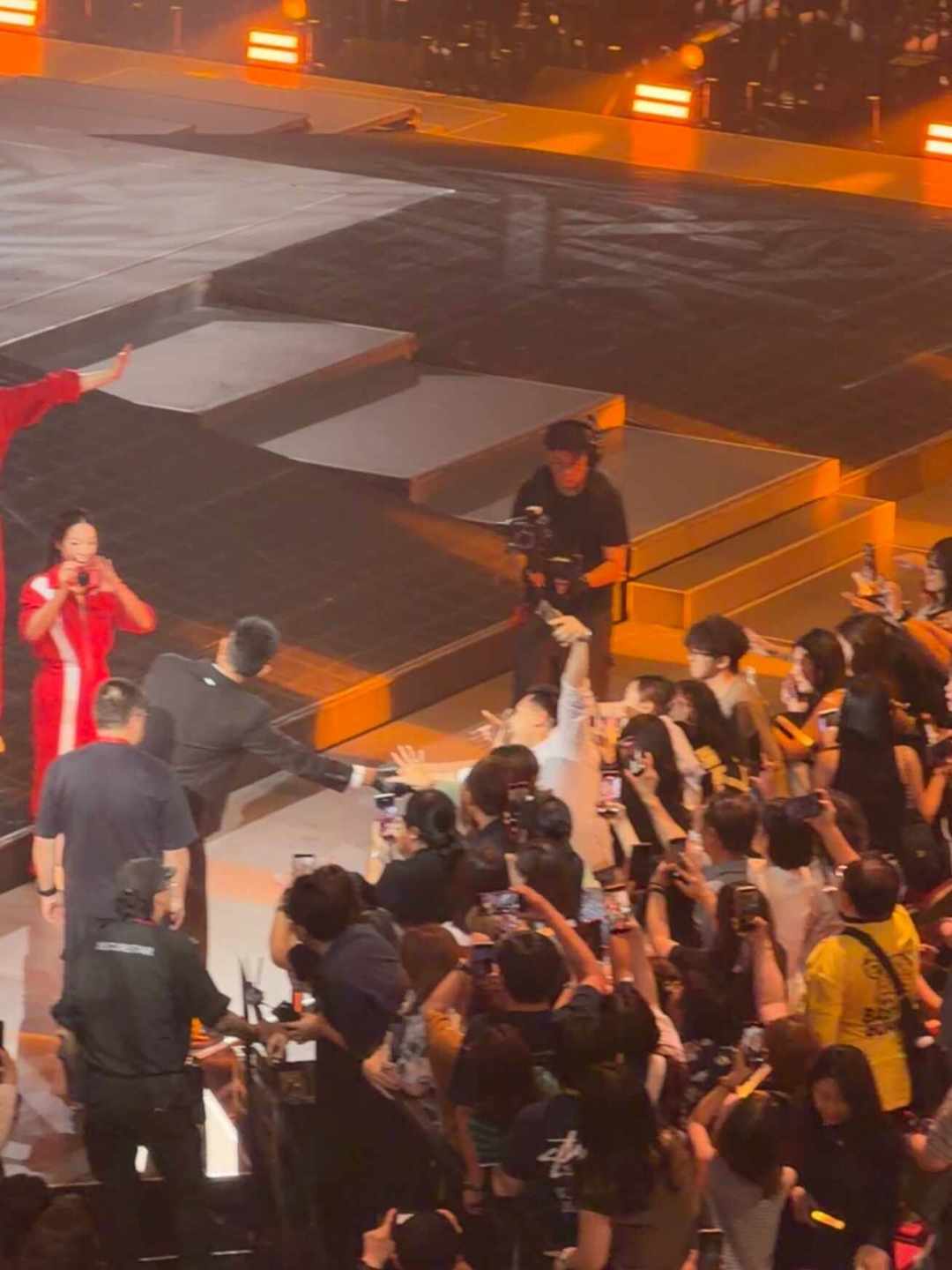 所有人都记得刘德华红馆下跪:古天乐首场个唱四场全还原,歌单里藏的是33年