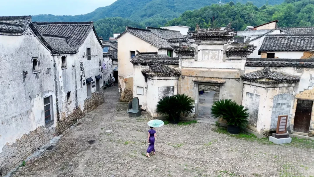 UOM说能飞,门口说禁飞:9月景区无人机摊儿的这头是98块一摊,那头是400块一张罚单