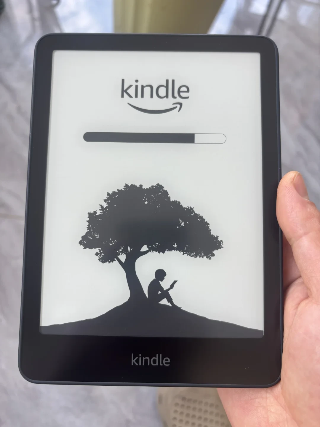 Kindle 新买家分成了三派:KPW6 三个月交卷、小绿的显示之战和“三天一充”的国产——对完三平台六十多篇上手/退货/吐槽帖和4个评论区,屏幕、手、续航三本账、对号入座表和4条红线都摆好了