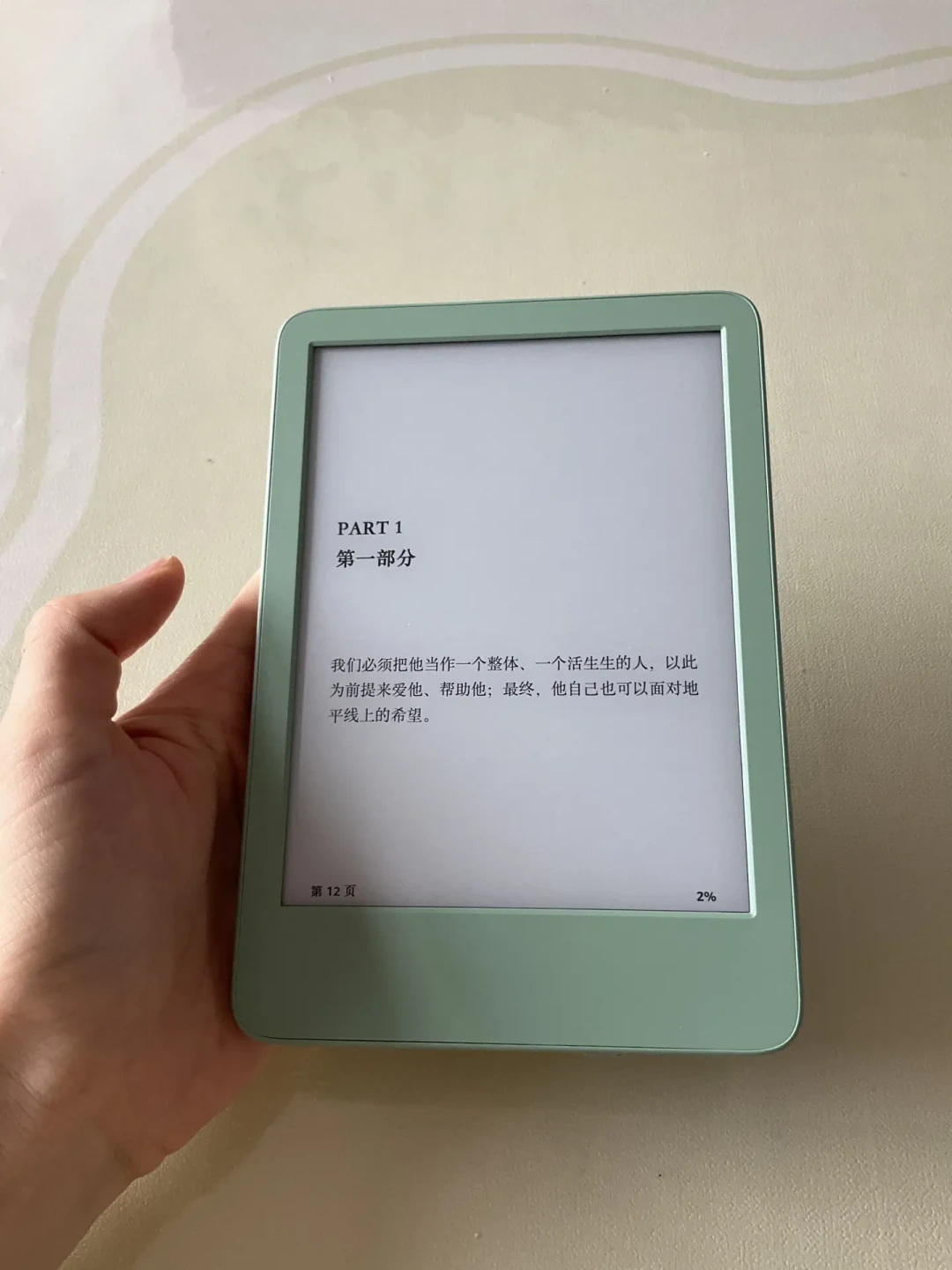 Kindle 新买家分成了三派:KPW6 三个月交卷、小绿的显示之战和“三天一充”的国产——对完三平台六十多篇上手/退货/吐槽帖和4个评论区,屏幕、手、续航三本账、对号入座表和4条红线都摆好了