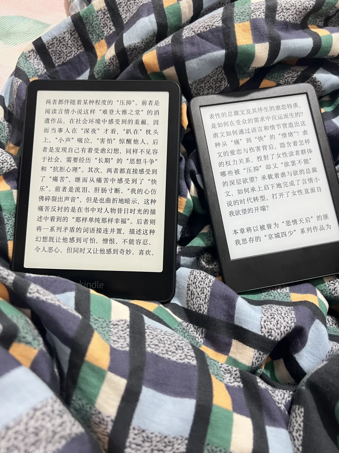 Kindle 新买家分成了三派:KPW6 三个月交卷、小绿的显示之战和“三天一充”的国产——对完三平台六十多篇上手/退货/吐槽帖和4个评论区,屏幕、手、续航三本账、对号入座表和4条红线都摆好了