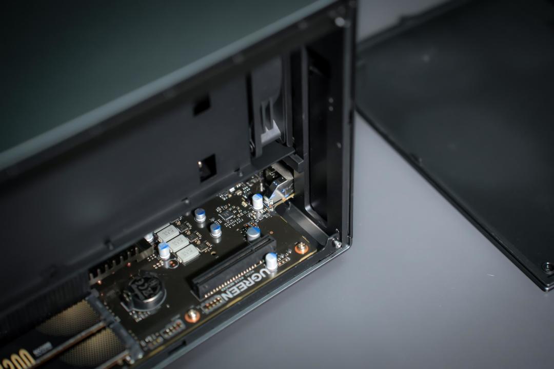 AI NAS 扎堆发布：15999 元的新旗舰和 8G 内存的老机器，DIY 玩家先算清这三本账