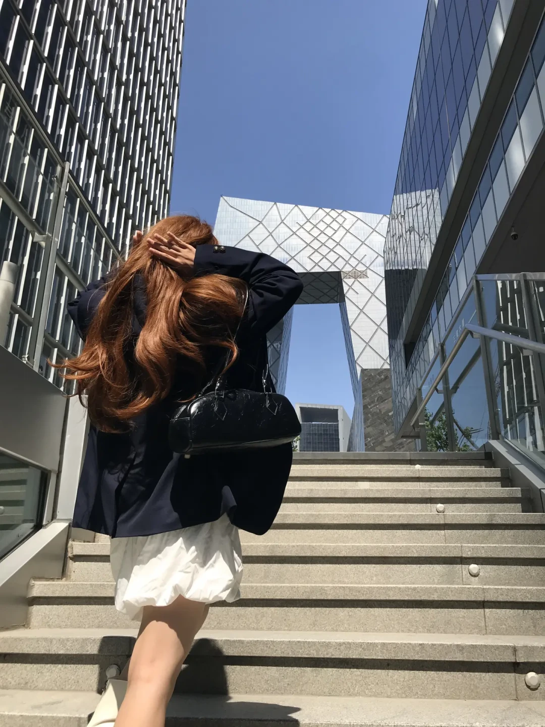 北京国贸的楼梯站满