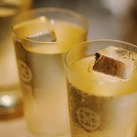 酒量只有两杯嗨棒的人，是被它的“好喝”偷袭了：翻完40多篇嗨棒帖，我把三条路线和单杯度数各算了一遍