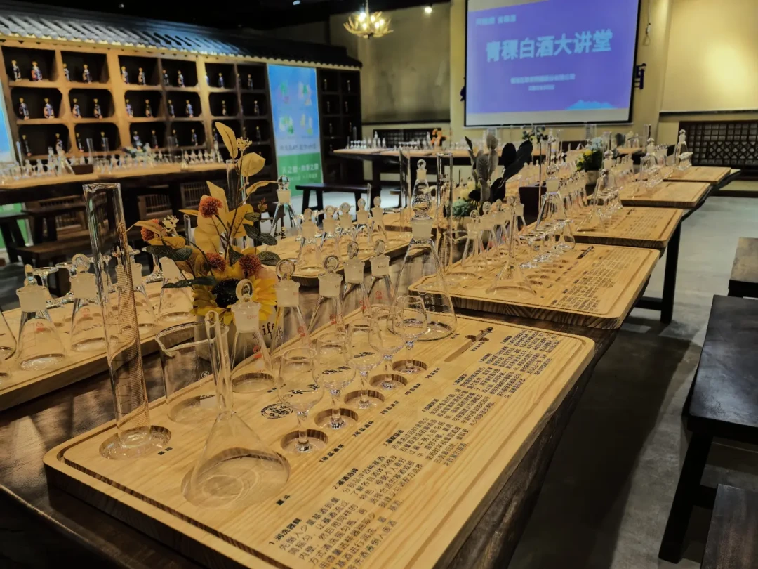净利跌近八成的酒厂,把车间开放给了自驾客:国庆青甘线绕停互助天佑德,先算清这三笔账