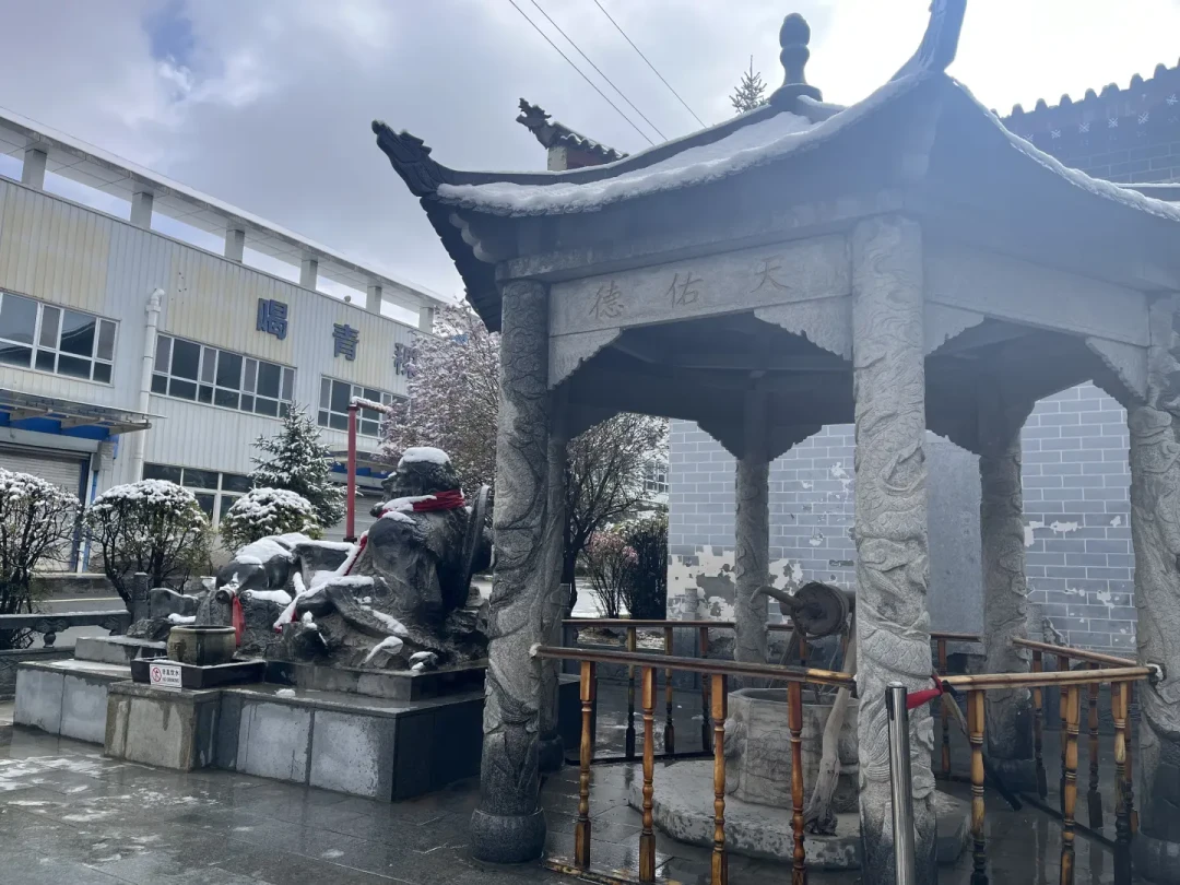 净利跌近八成的酒厂,把车间开放给了自驾客:国庆青甘线绕停互助天佑德,先算清这三笔账