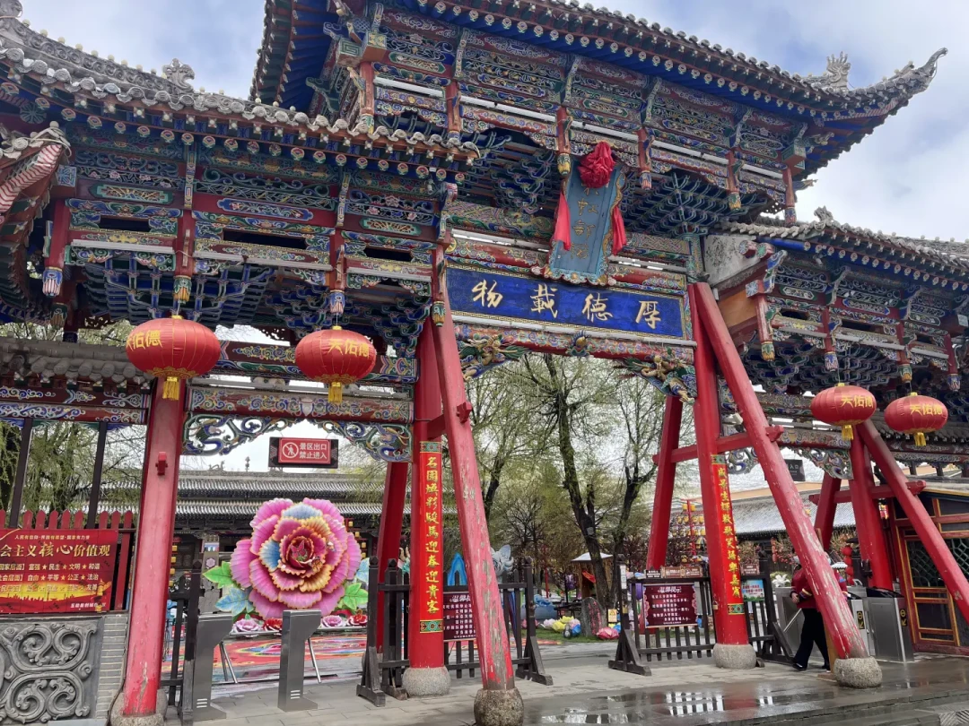净利跌近八成的酒厂,把车间开放给了自驾客:国庆青甘线绕停互助天佑德,先算清这三笔账