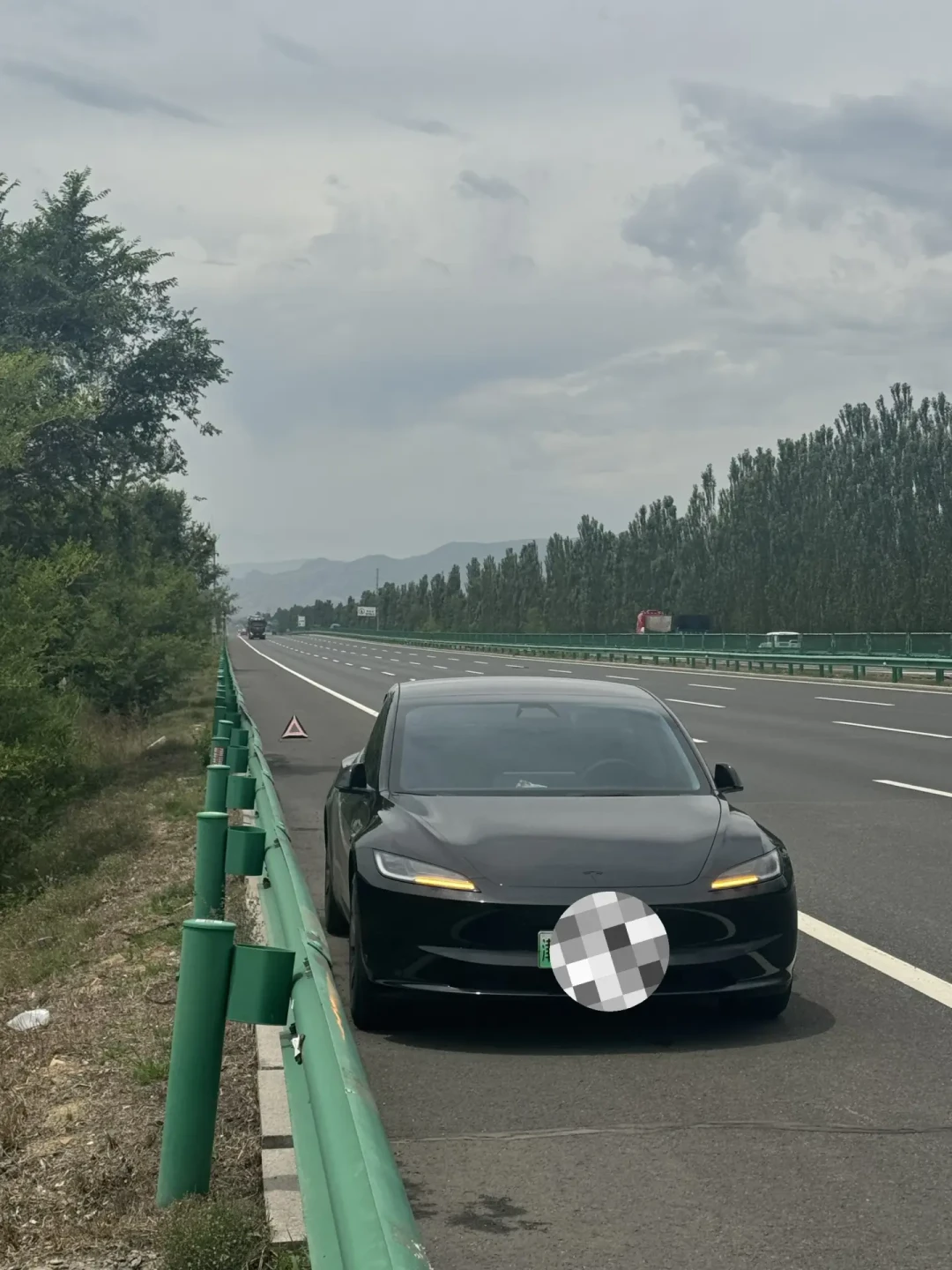 同是高速爆胎:一边0元8分钟到,一边4公里收1400——国庆自驾的救援账,出发前存一下