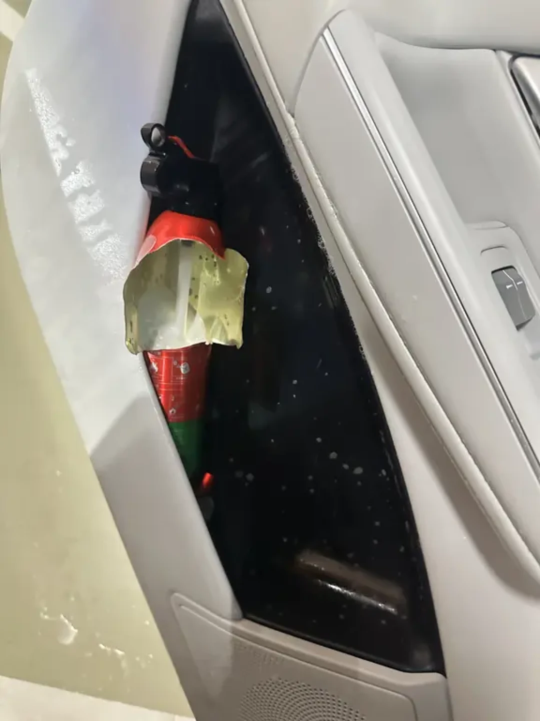 车里那罐灭火器先