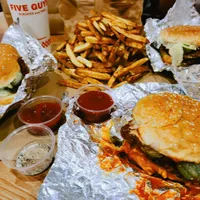 德克圣堂代排150、FiveGuys一个汉堡85、Popeyes百店庆13块9：这轮美国新快餐的"首吃成本"，我给你算完了