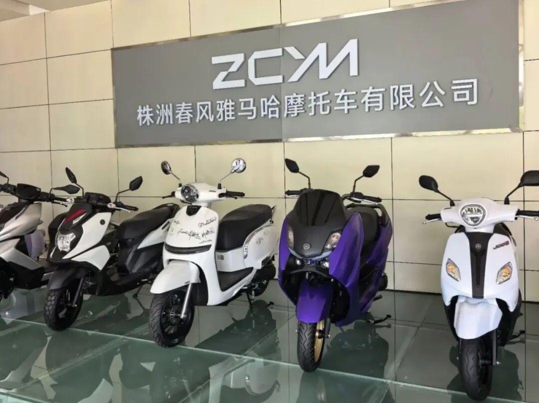 雅马哈Fuzzy125上市11580元，比春风125 Aura贵900只为换标？同产线姐妹车的4处真差异和售后半径这笔账，19号摩博会前先对清楚