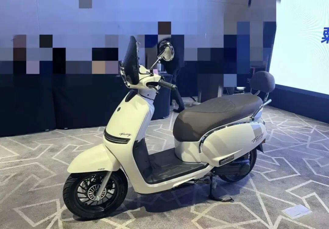 雅马哈Fuzzy125上市11580元，比春风125 Aura贵900只为换标？同产线姐妹车的4处真差异和售后半径这笔账，19号摩博会前先对清楚