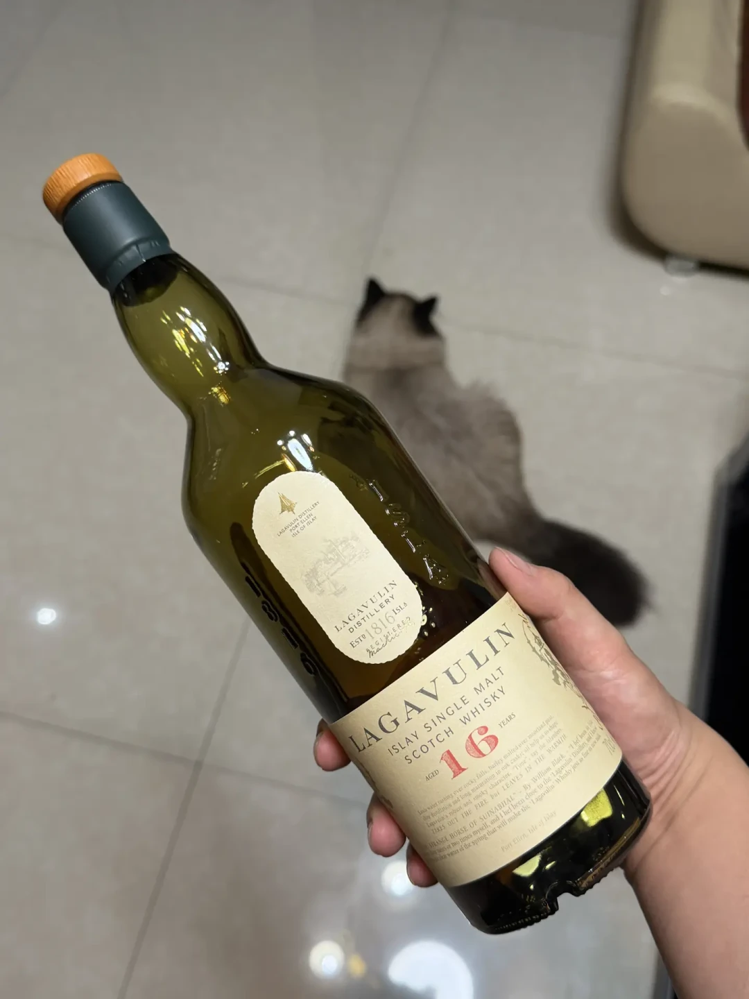 半个月，全网晒出的停产乐加维林汇成一场老酒潮：2015岛节挂到七千、22年SR跌成小酒版——五种
