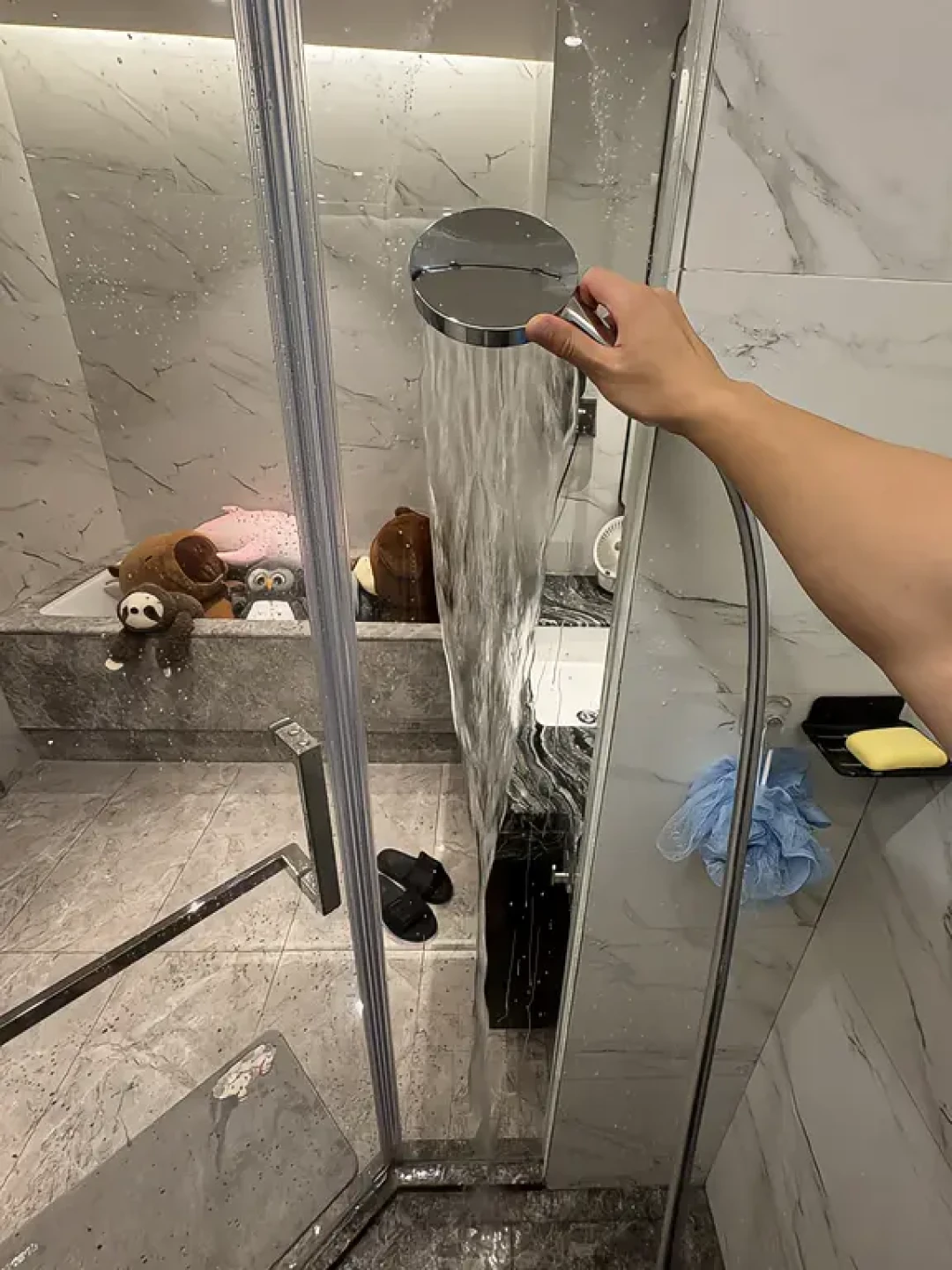 镀晶没死，只是跌成了耗材：店里2000、DIY 300，最后被年轻人搬去镀了浴室玻璃