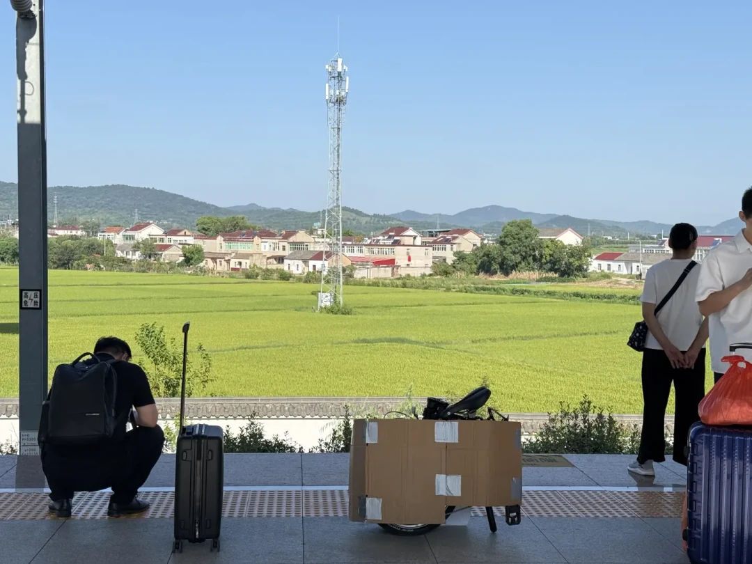 国庆骑行带车上高铁,别只盯着88元的服务新政策——去大理、海南前,先算清这四本账