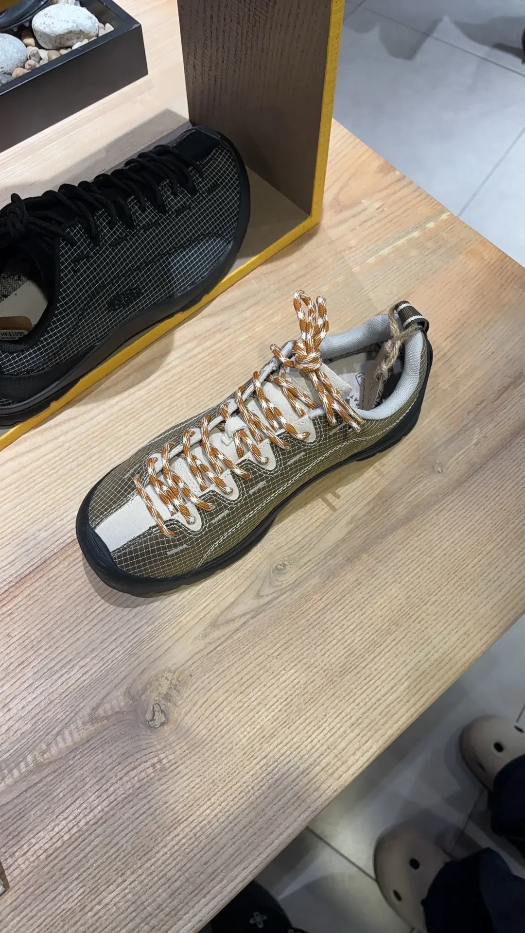 你眼馋的KEEN黑武士其实是防水版:NYLON WP的名实、批次、价梯三本账,我对完了