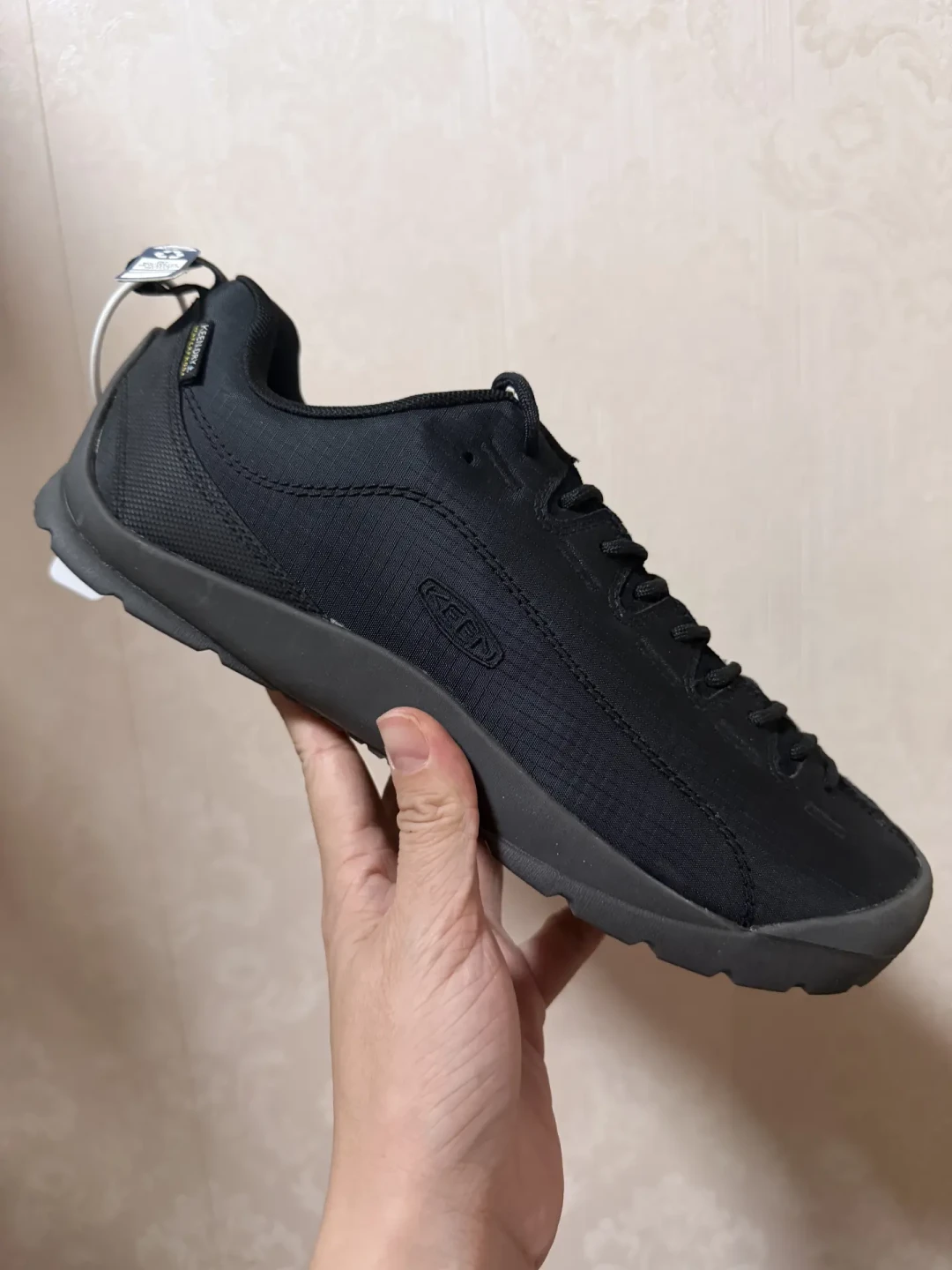 你眼馋的KEEN黑武士其实是防水版:NYLON WP的名实、批次、价梯三本账,我对完了