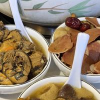 国庆去云南吃菌子，先对这份尾季时间表：对完一个月的产地报价和去年国庆6条实况，锅里还有菌、山上已捡空，谁该去、去哪吃，一目了然