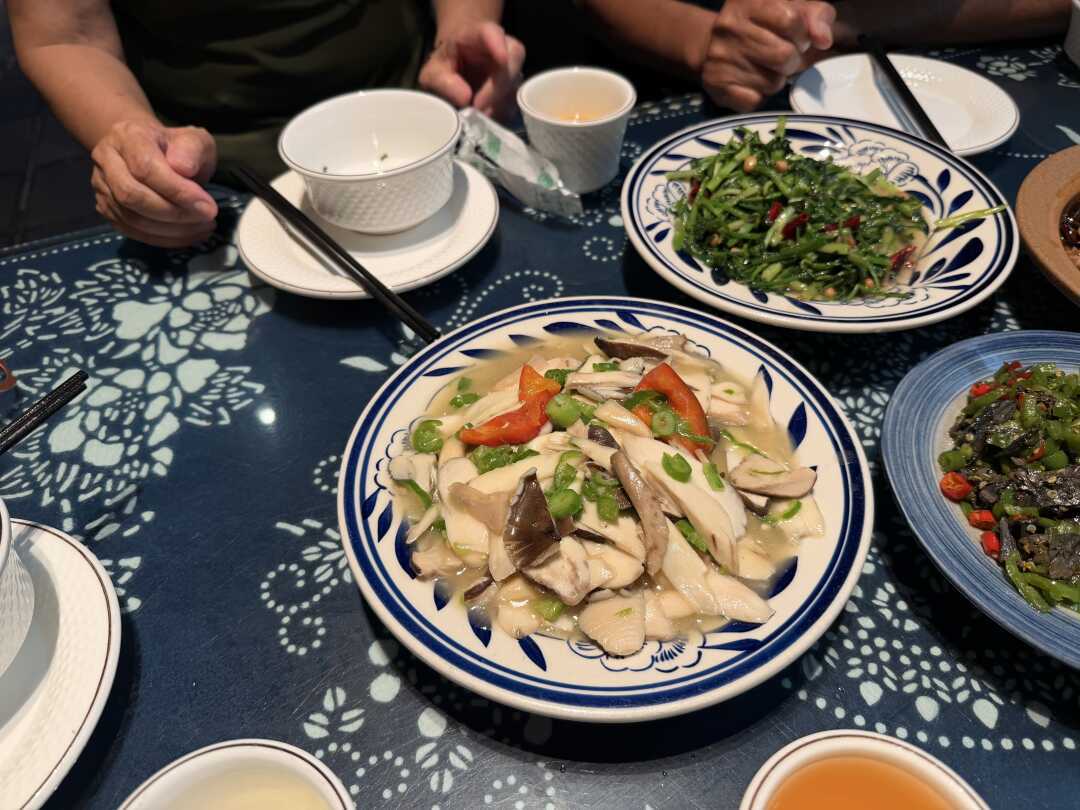 国庆去云南吃菌子,先对这份尾季时间表:对完一个月的产地报价和去年国庆6条实况,锅里还有菌、山上已捡空,谁该去、去哪吃,一目了然