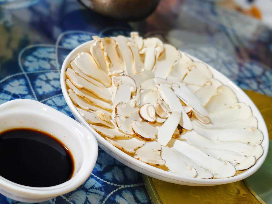 国庆去云南吃菌子,先对这份尾季时间表:对完一个月的产地报价和去年国庆6条实况,锅里还有菌、山上已捡空,谁该去、去哪吃,一目了然