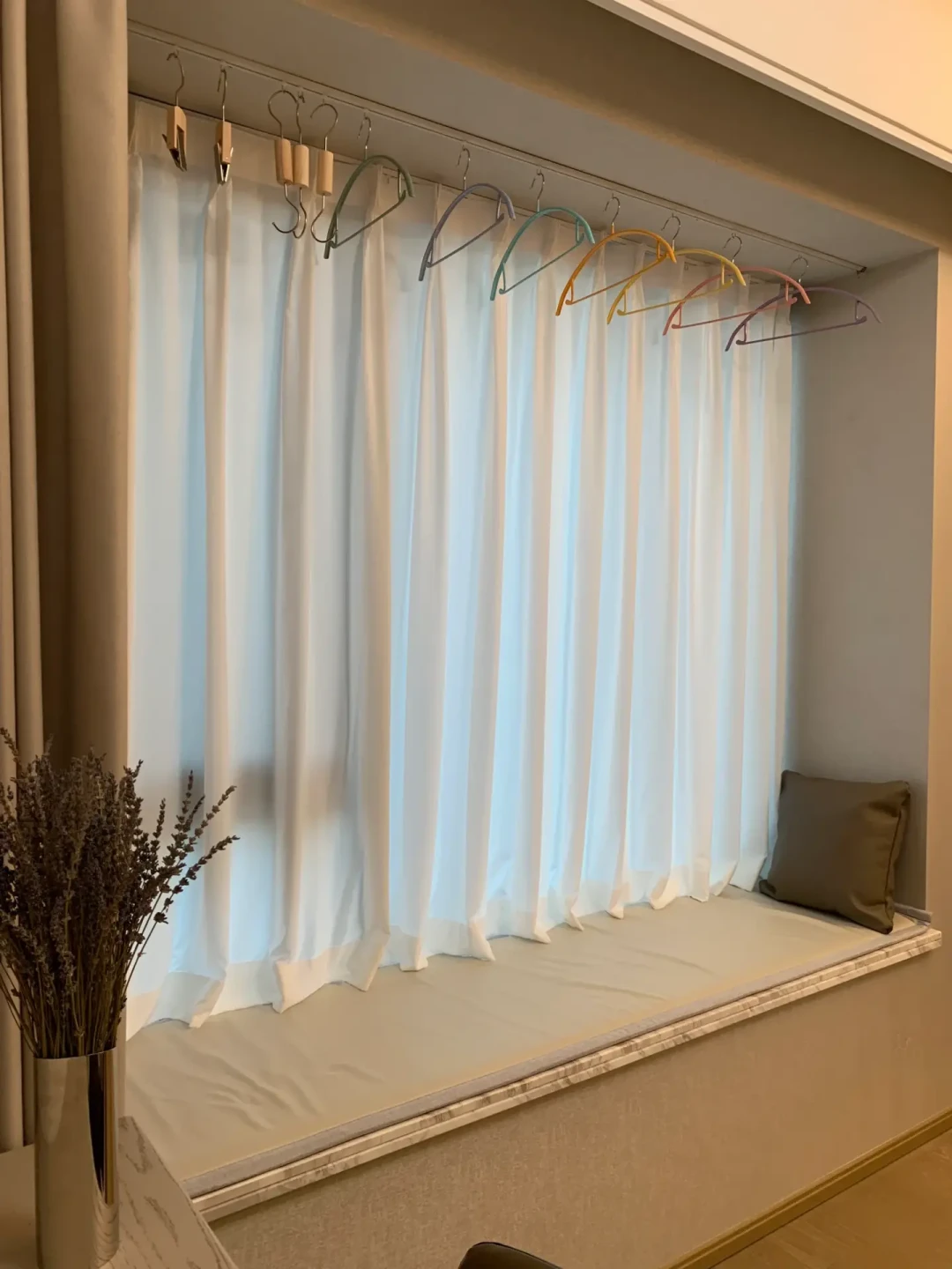 飘窗的宿命就是堆衣服?那干脆做成正经晾晒区:对完6篇万赞实例帖、40多条承重与开窗争论评论,我把5条路线、3条红线和真实花销一次摆平