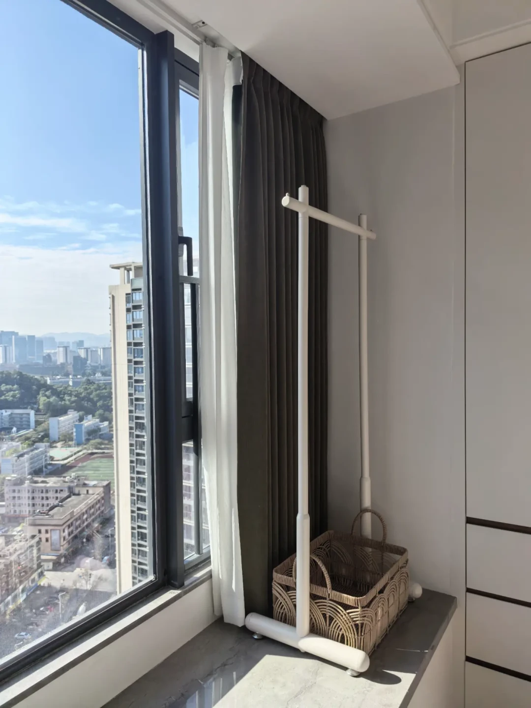 飘窗的宿命就是堆衣服?那干脆做成正经晾晒区:对完6篇万赞实例帖、40多条承重与开窗争论评论,我把5条路线、3条红线和真实花销一次摆平