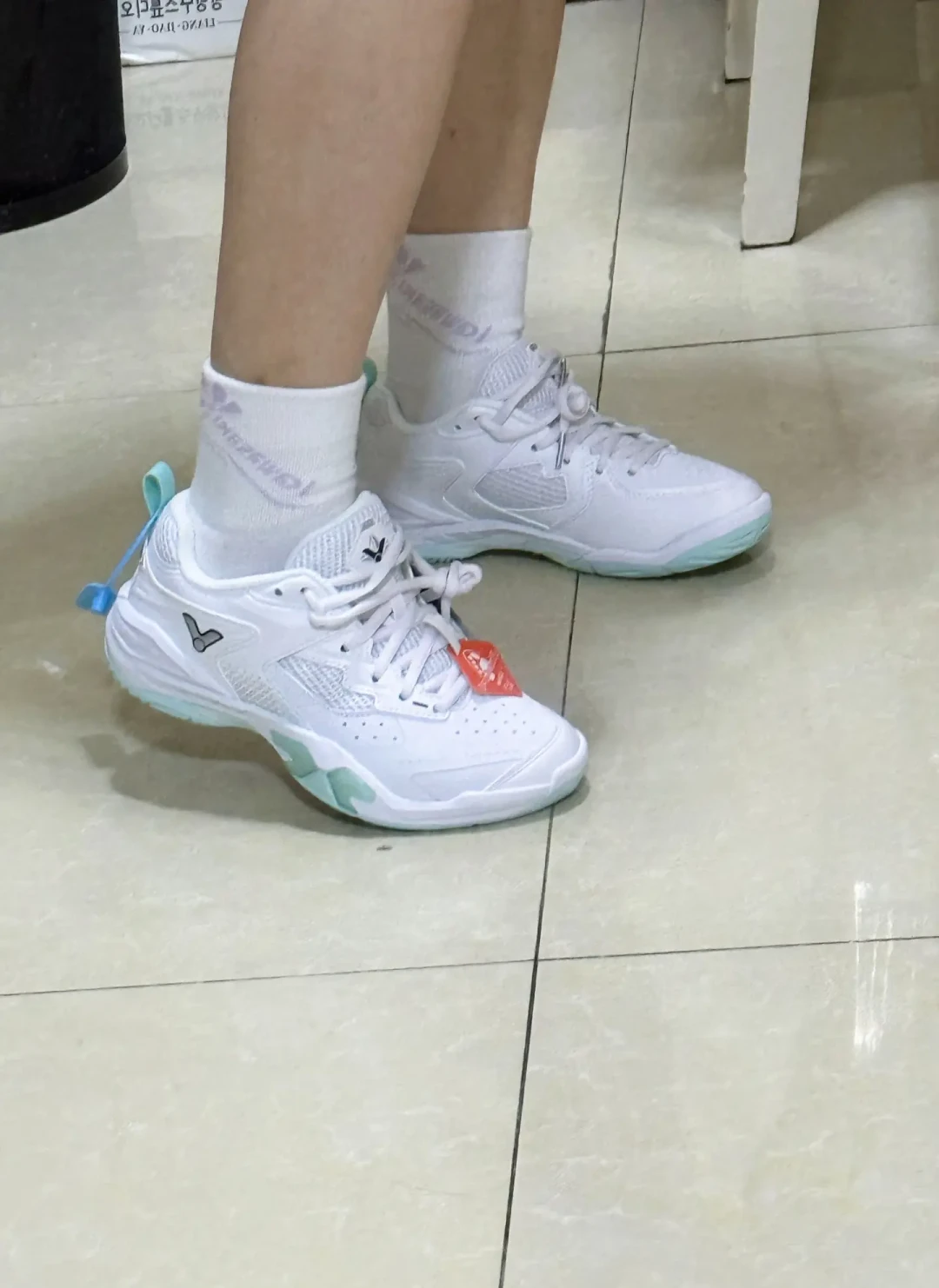 一双P9200十个后缀,价格从200开到1000+:十周年这年换威克多球鞋,先把换皮、稳定片和鞋垫三本账翻清