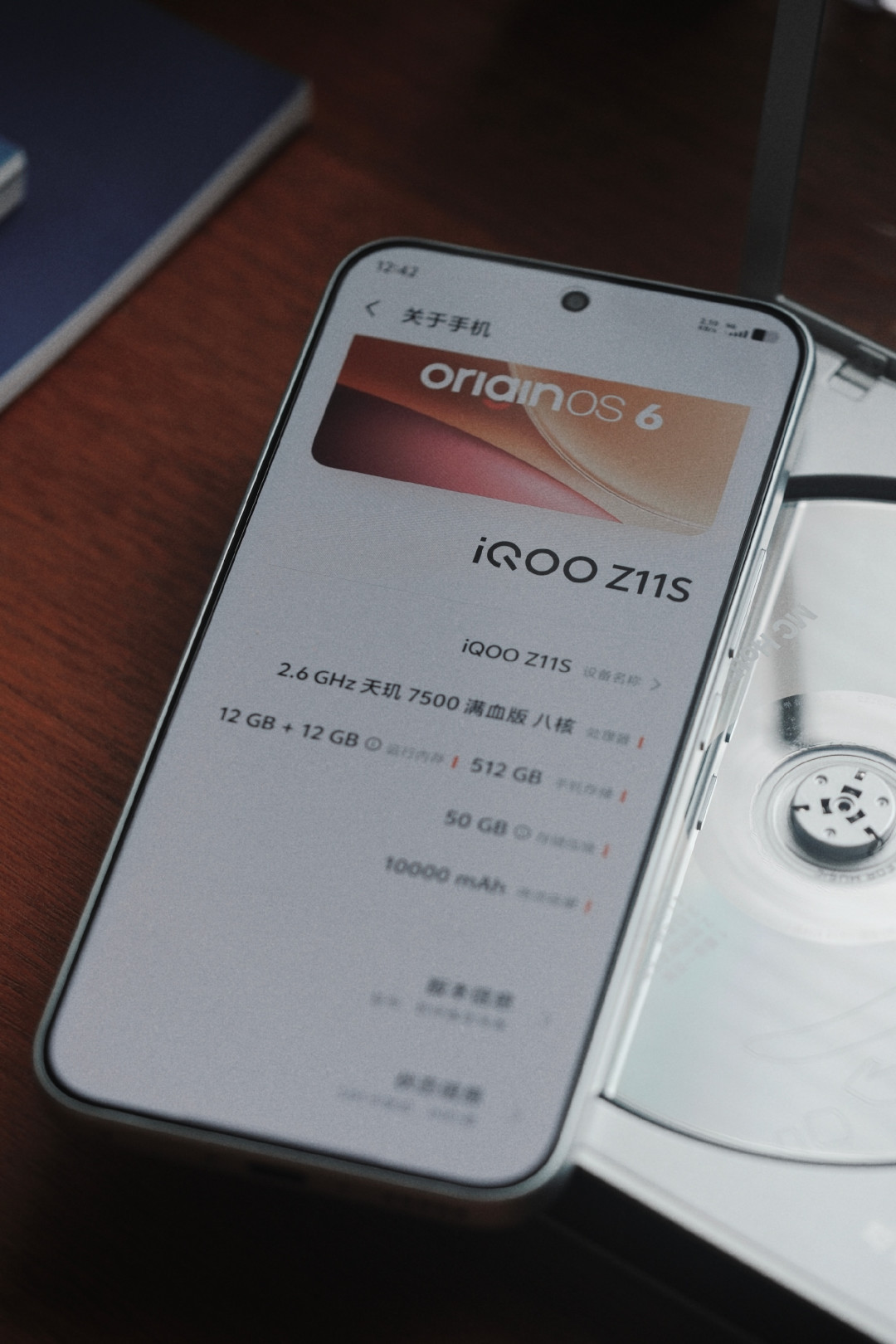 夸的“一星期用不完”,骂的“第一天已后悔”:iQOO Z11S发布一个月,10000mAh买到了什么、又换走了什么