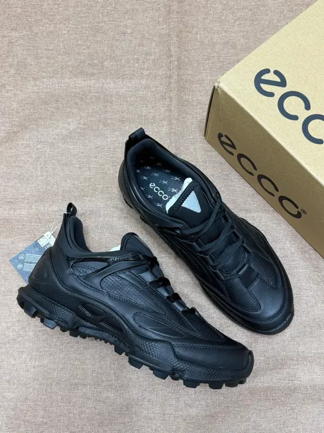 鞋面还新着，鞋底却一捏就碎：千元ECCO“不开胶”，为什么越舍不得穿坏得越快？
