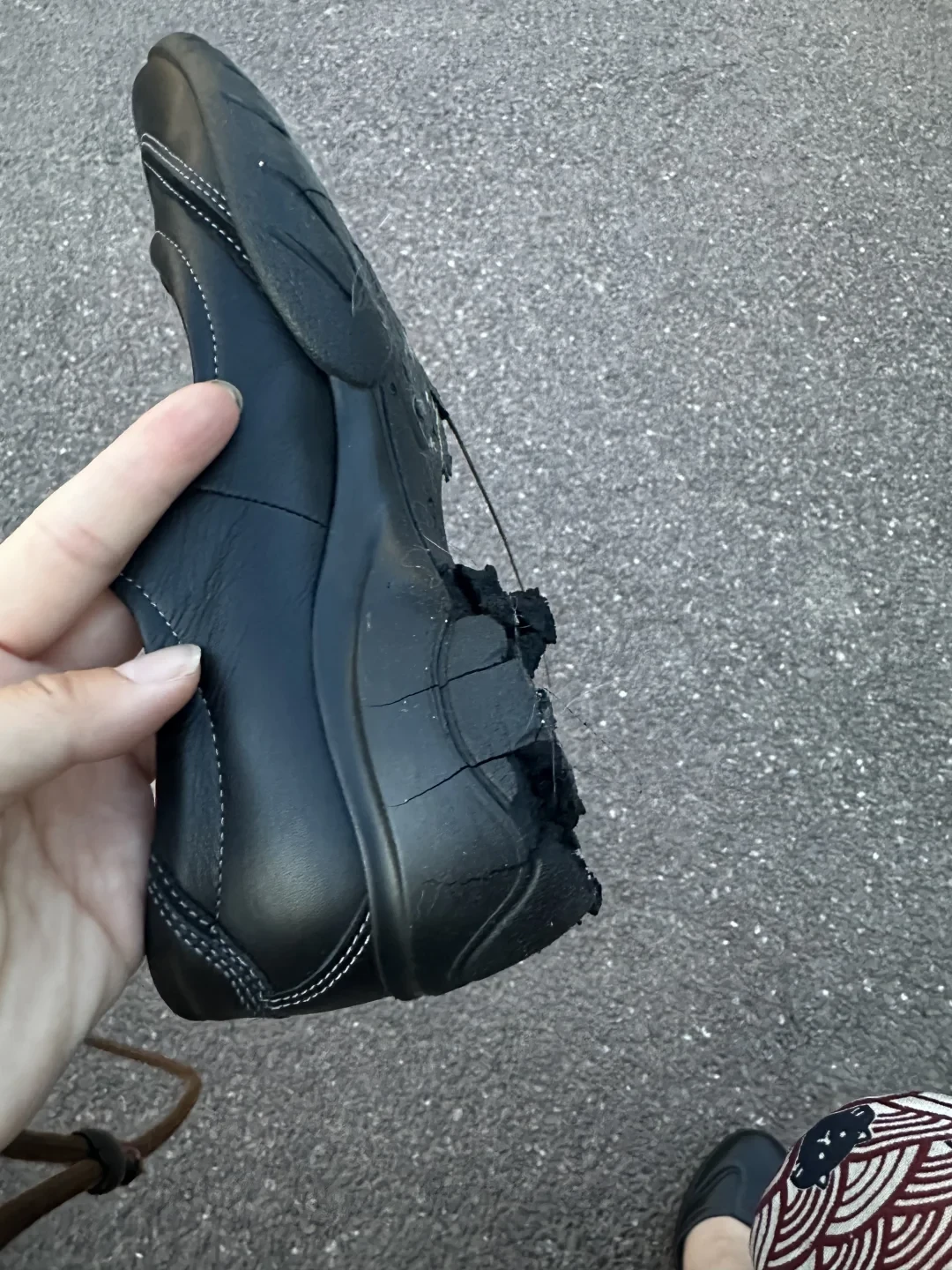 鞋面还新着，鞋底却一捏就碎：千元ECCO“不开胶”，为什么越舍不得穿坏得越快？
