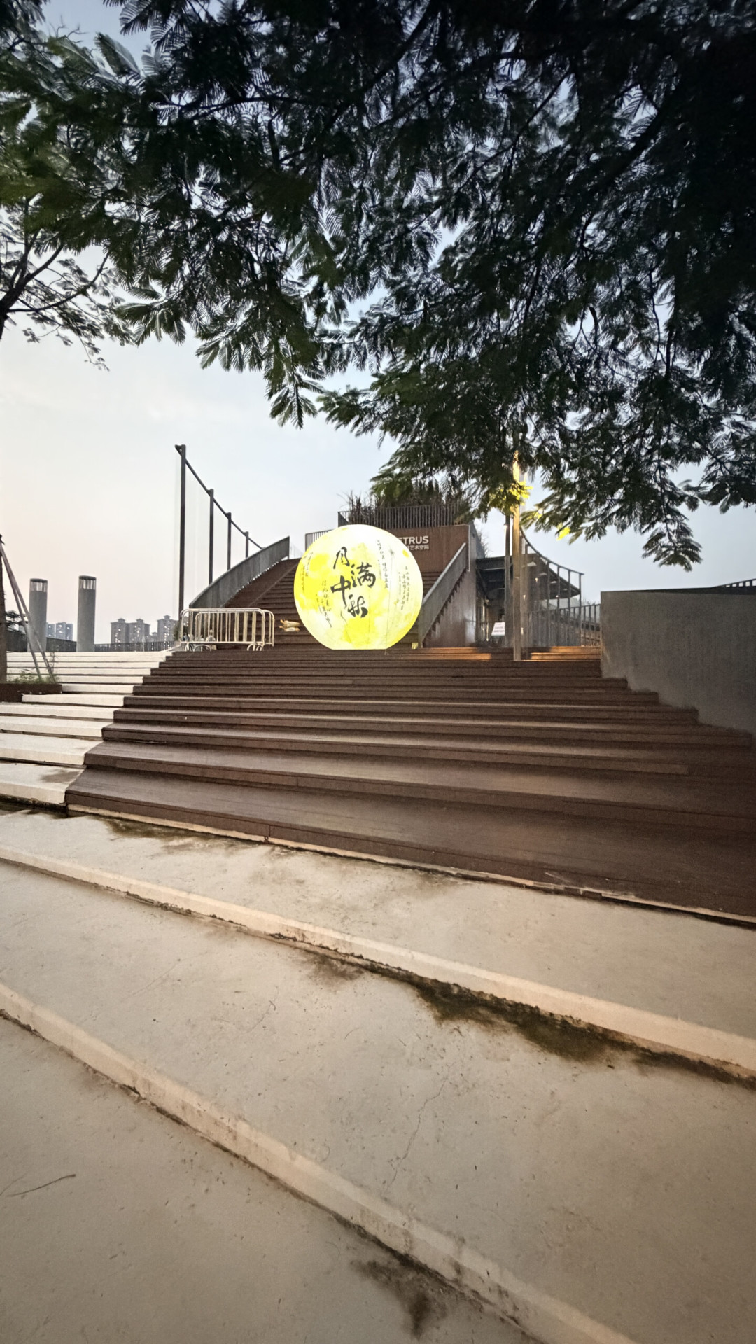 「大月亮」挂在咖啡店门外:柏翠在顺峰山里的艺术空间,中秋去之前,先把差评看完