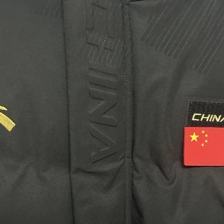 亚运前两周国旗款铺满门店：安踏前CEO搬家洛杉矶的争议下，先分清“国家队同款”三层再付钱
