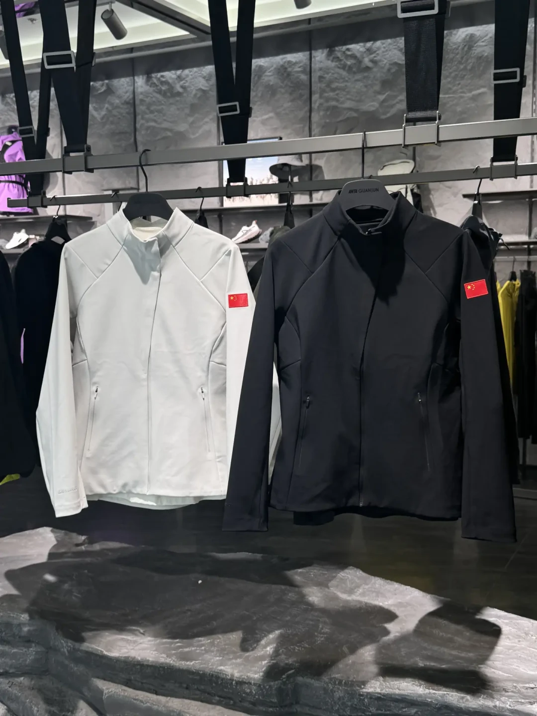 亚运前两周国旗款铺满门店:安踏前CEO搬家洛杉矶的争议下,先分清“国家队同款”三层再付钱