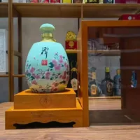 潭酒的标价一直没松口，成交价早走了后门：中秋前两周，两本账一起对