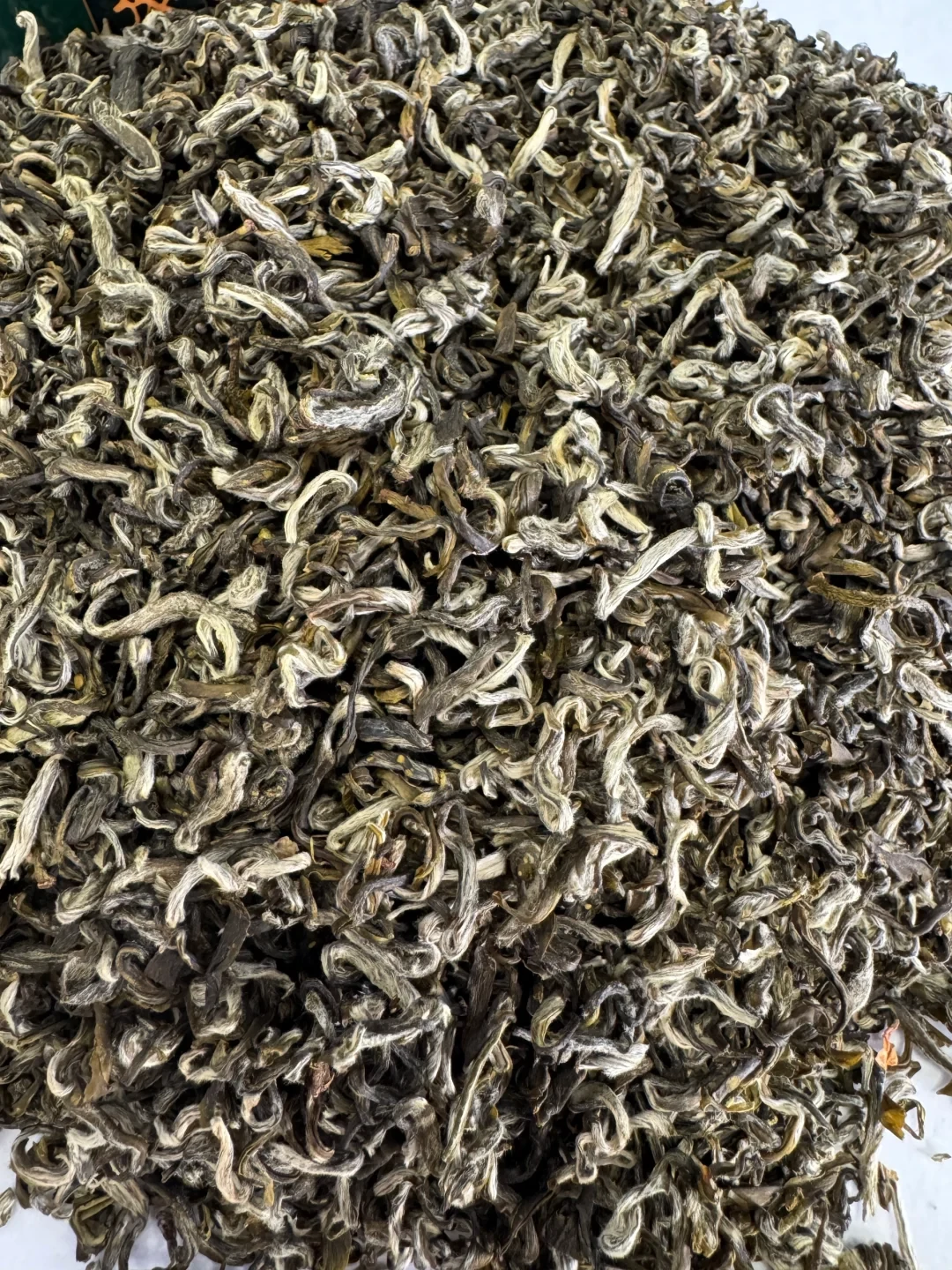 张一元真正的新茶是秋天才到的:12个档位拉通一对比,1200的龙毫偏淡,100的春风杀口,先分清你要香还是要味