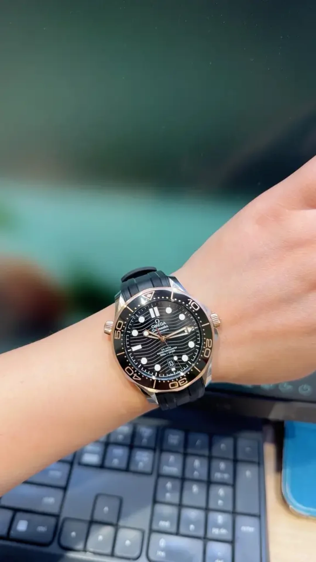 欧米茄海马300间金款