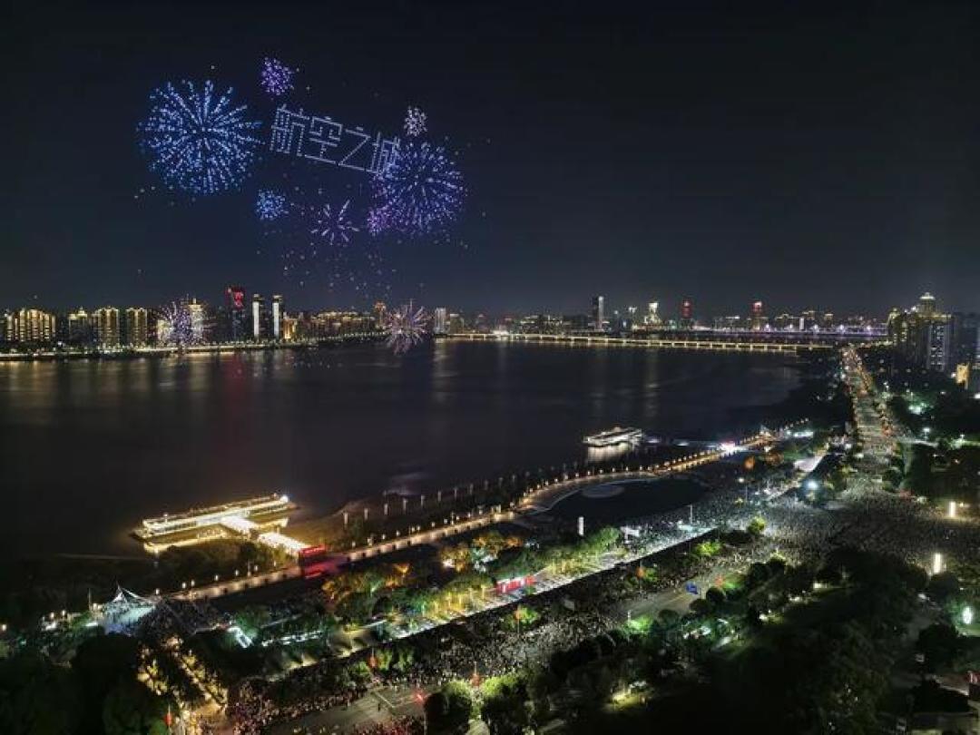 5000架无人机点亮南昌秋水广场 开启常态化低空文旅盛宴