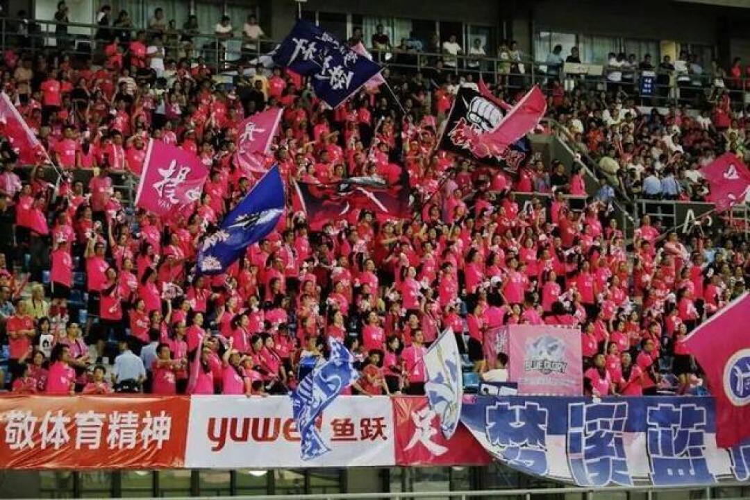 从草根狂欢到城市名片 江苏苏超如何凭亲民与创新破圈出彩