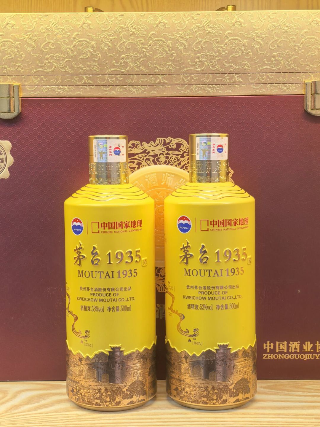 同一瓶茅台1935,机场1108、官方738、终端700:曾被炒到1899、跌到500没人收,如今却说