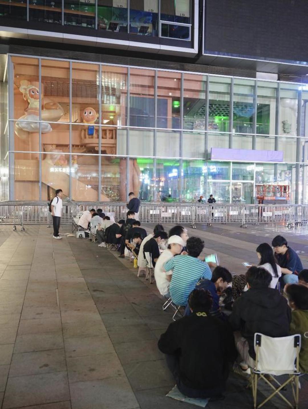 泡泡玛特全国首家超大旗舰店开业,杭州龙翔桥被排队大军占领