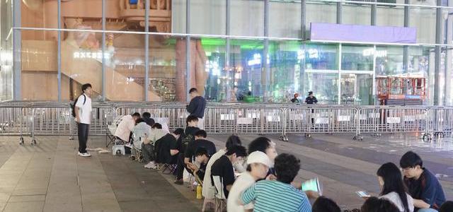 泡泡玛特全国首家超大旗舰店开业，杭州龙翔桥被排队大军占领