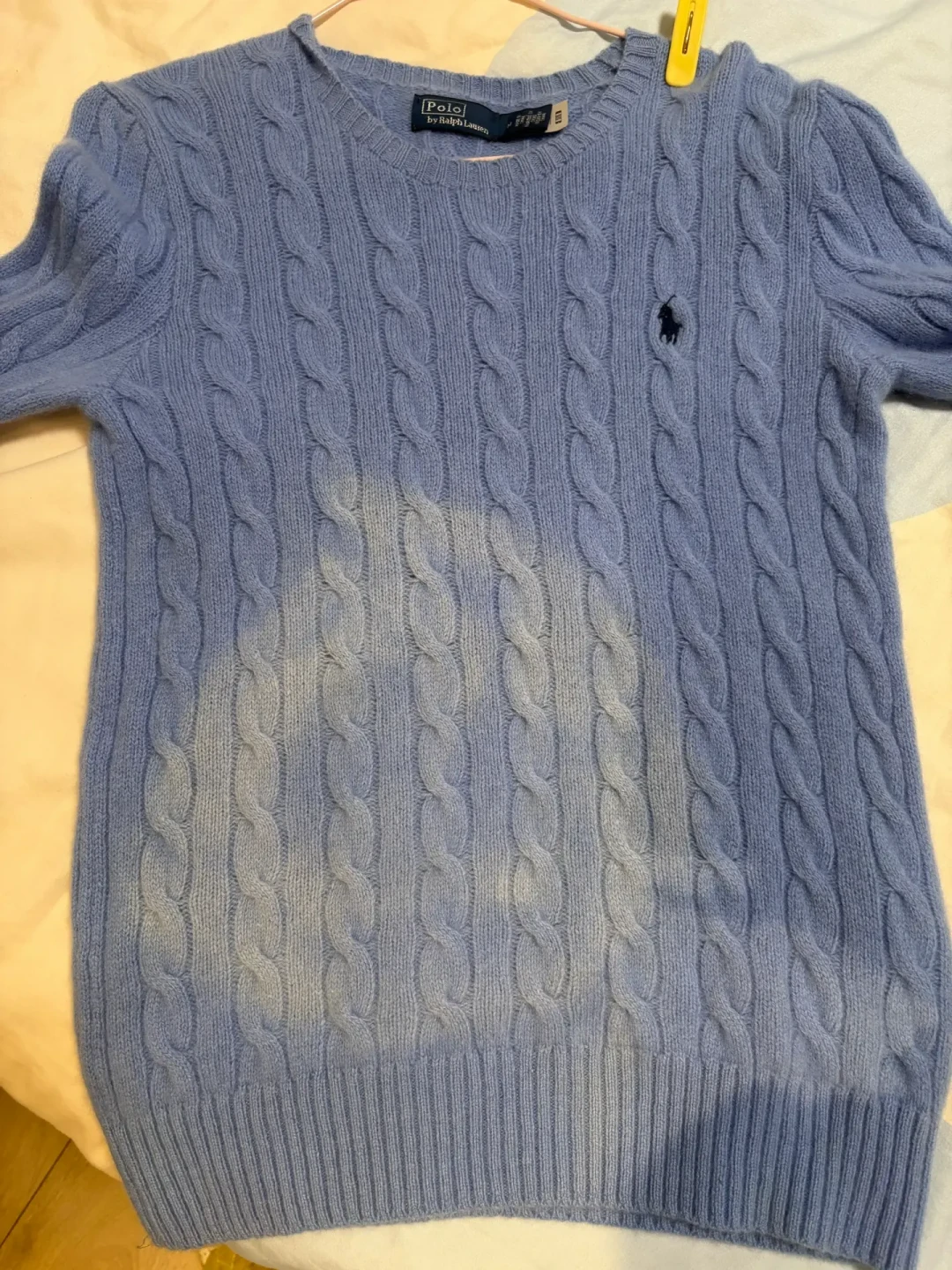 雨天衣服晾不干、越阴越臭？别急着重洗和塞留香珠：先分清臭味到哪一级，再决定怎么救