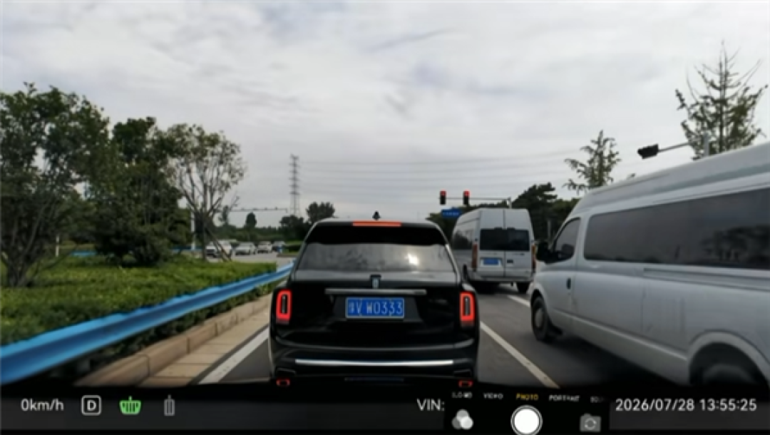 误踩油门小艺疯狂提醒“请抬脚”!车主:发现前车是库里南 全身都僵硬了